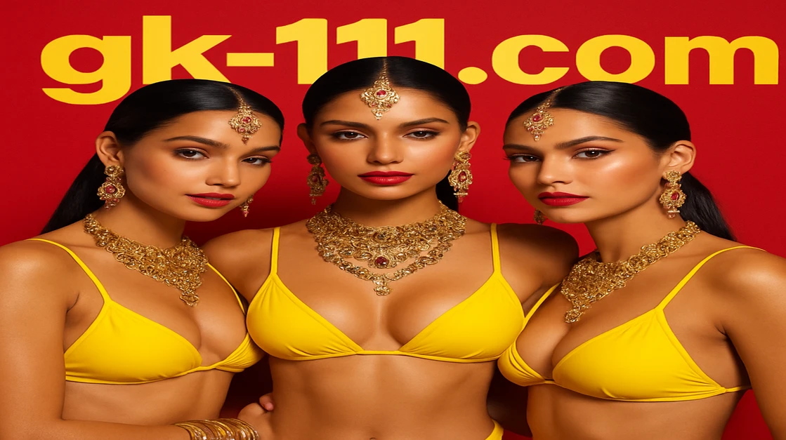 gk111 গেমিং প্ল্যাটফর্মে আপনার অসাধারণ বোনাস পাওয়ার সুযোগ! তিনজন সুন্দর নারী ঝলমলে উৎসব-আভারের পোশাকে সামনে একটি বড়, জ্বলজ্বলে বোনাস সাইনটি হাসছে।